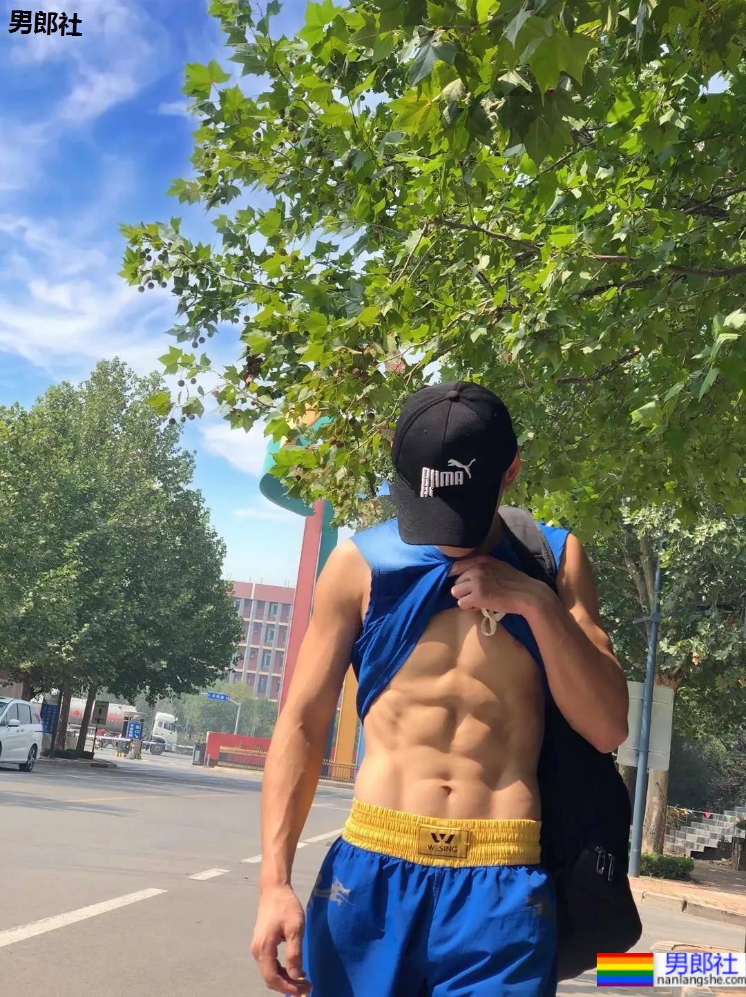 薄肌体育生在阳光下的小肌肉身材有多好看？ - 51虹马