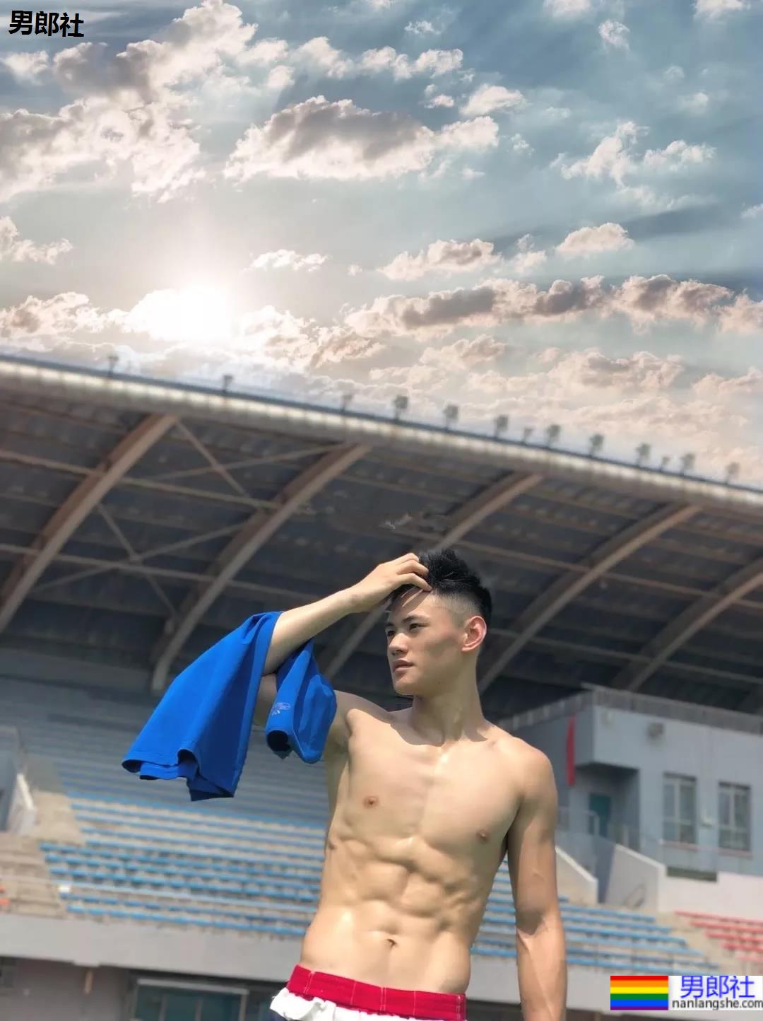 薄肌体育生在阳光下的小肌肉身材有多好看？ - 51虹马