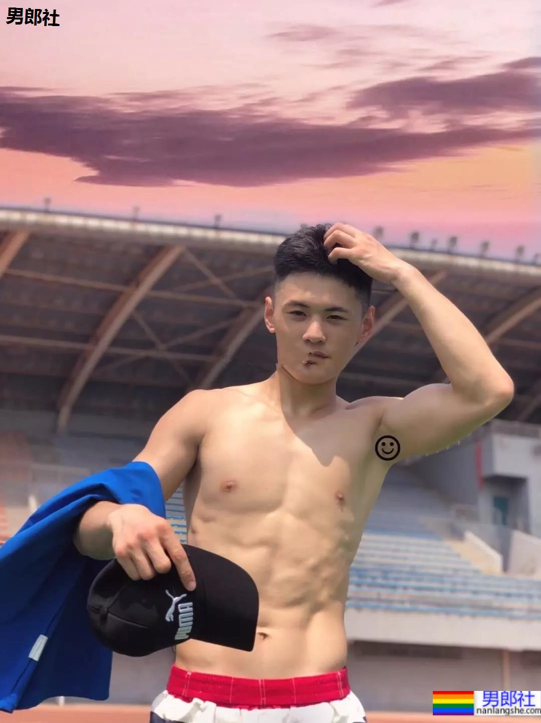 薄肌体育生在阳光下的小肌肉身材有多好看？ - 51虹马