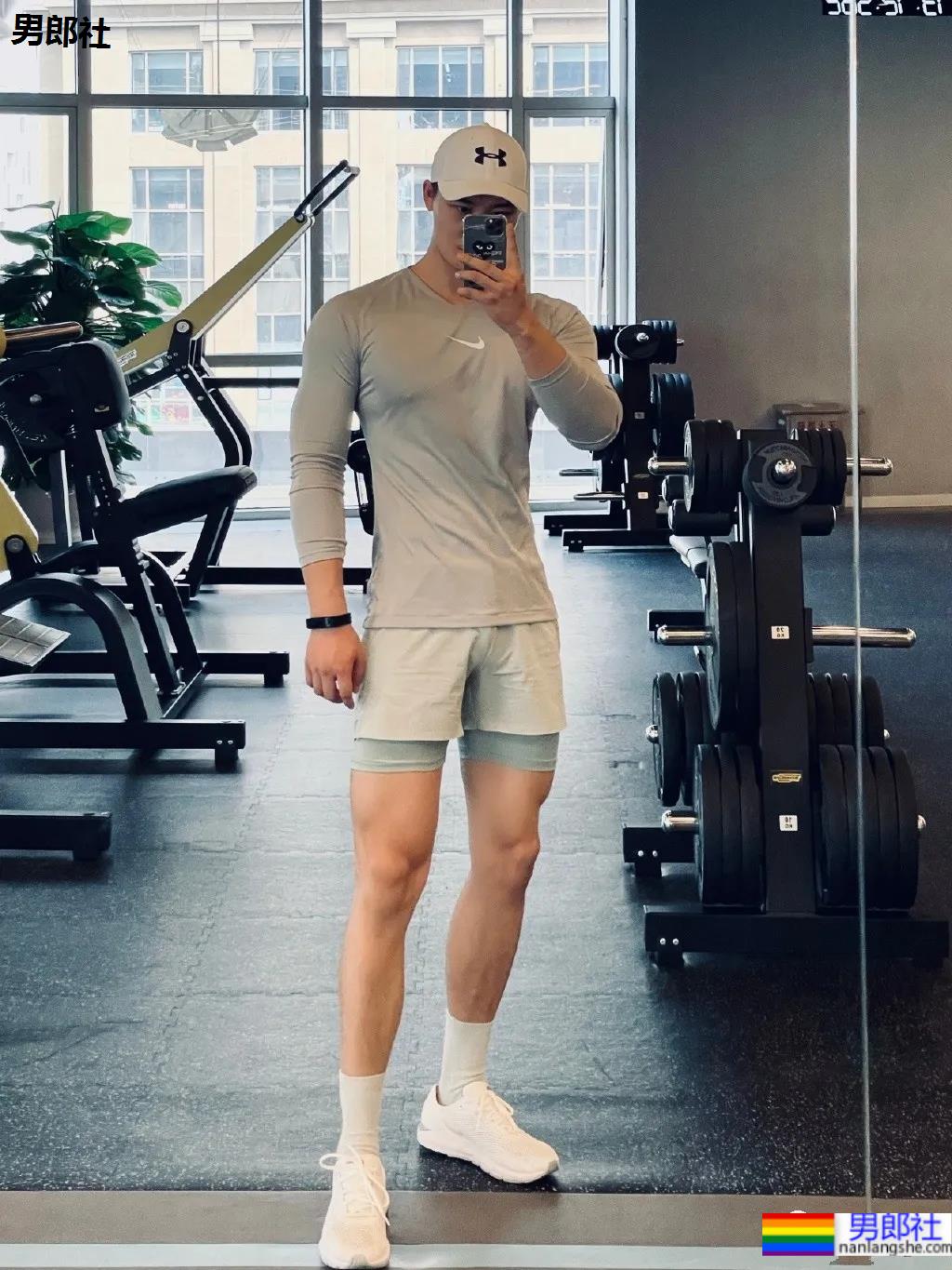 大长腿肌肉健身帅哥，总有那么一些吸引人的地方！ - 51虹马