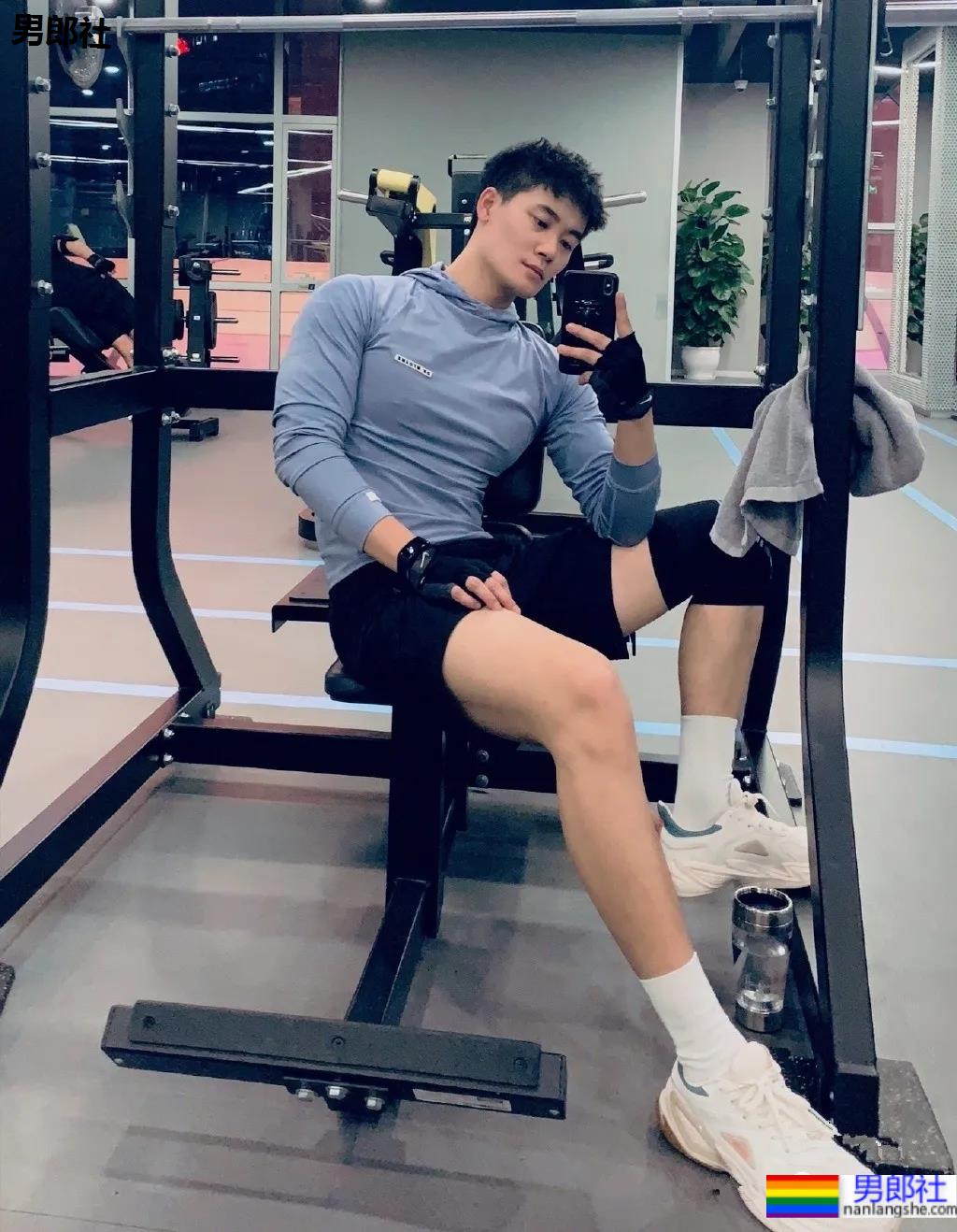 大长腿肌肉健身帅哥，总有那么一些吸引人的地方！ - 51虹马