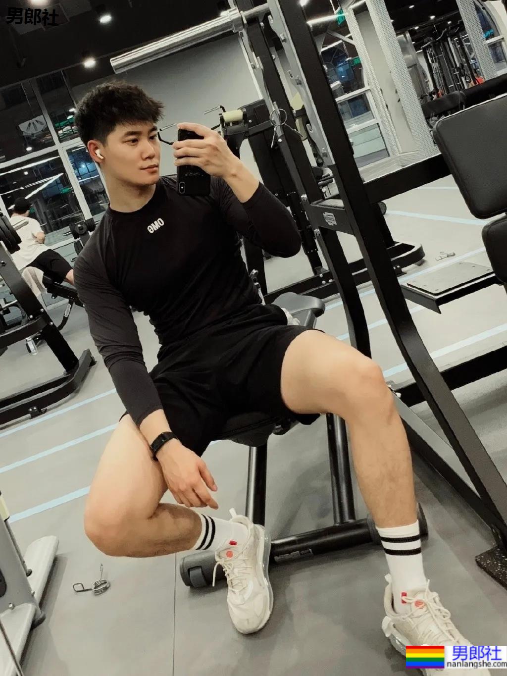 大长腿肌肉健身帅哥，总有那么一些吸引人的地方！ - 51虹马