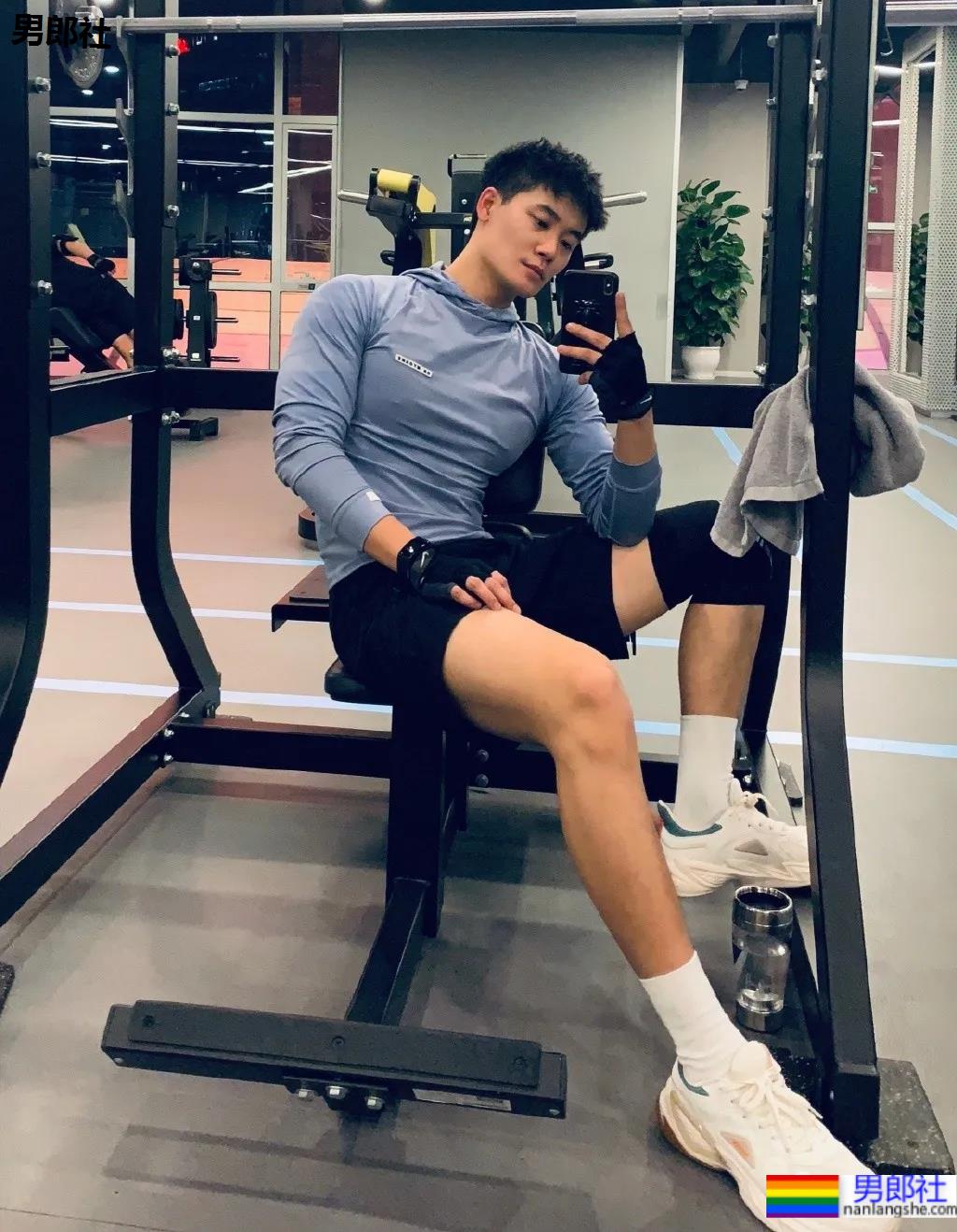 大长腿肌肉健身帅哥，总有那么一些吸引人的地方！ - 51虹马