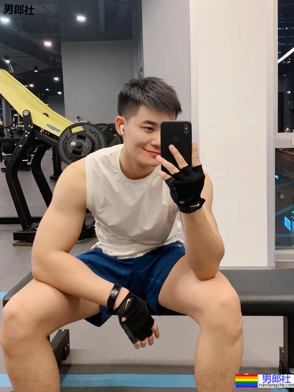 大长腿肌肉健身帅哥，总有那么一些吸引人的地方！ - 51虹马