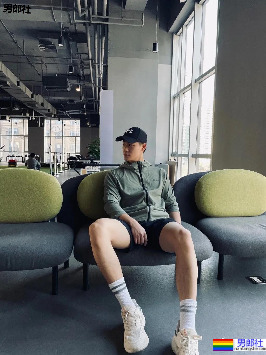 大长腿肌肉健身帅哥，总有那么一些吸引人的地方！ - 51虹马