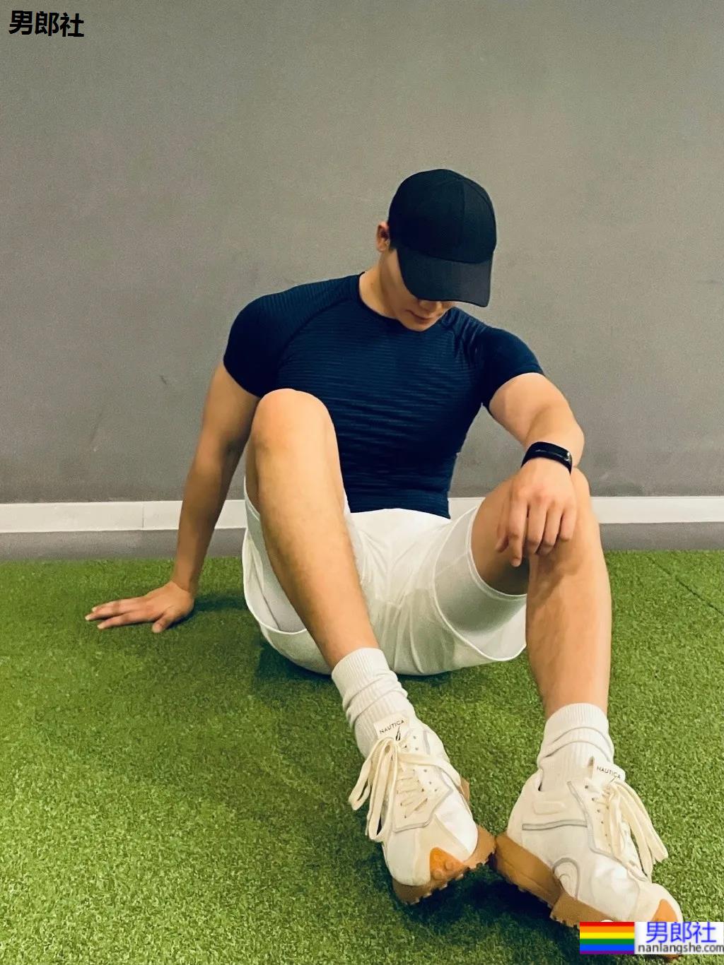 大长腿肌肉健身帅哥，总有那么一些吸引人的地方！ - 51虹马