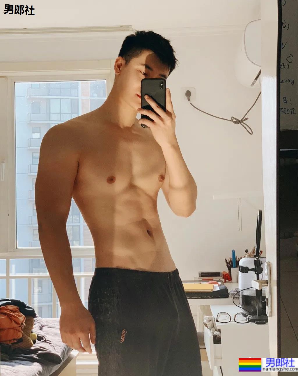 大长腿肌肉健身帅哥，总有那么一些吸引人的地方！ - 51虹马