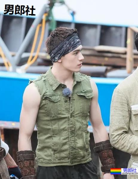 酷似吴磊的肌肉小哥也被《风度》拍了!新疆的男人也从不会让人失望! - 51虹马 酷似吴磊的肌肉小哥也被《风度》拍了!新疆的男人也从不会让人失望! - 51虹马