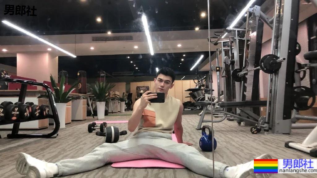 酷似吴磊的肌肉小哥也被《风度》拍了!新疆的男人也从不会让人失望! - 51虹马 酷似吴磊的肌肉小哥也被《风度》拍了!新疆的男人也从不会让人失望! - 51虹马