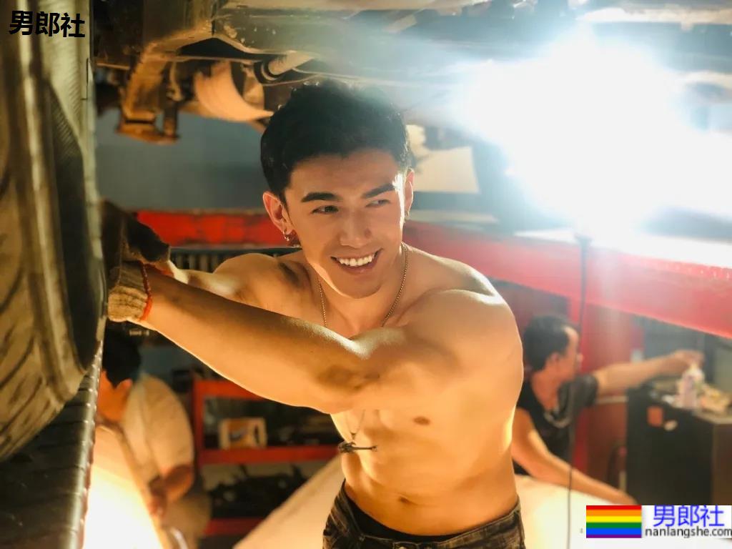 酷似吴磊的肌肉小哥也被《风度》拍了!新疆的男人也从不会让人失望! - 51虹马 酷似吴磊的肌肉小哥也被《风度》拍了!新疆的男人也从不会让人失望! - 51虹马