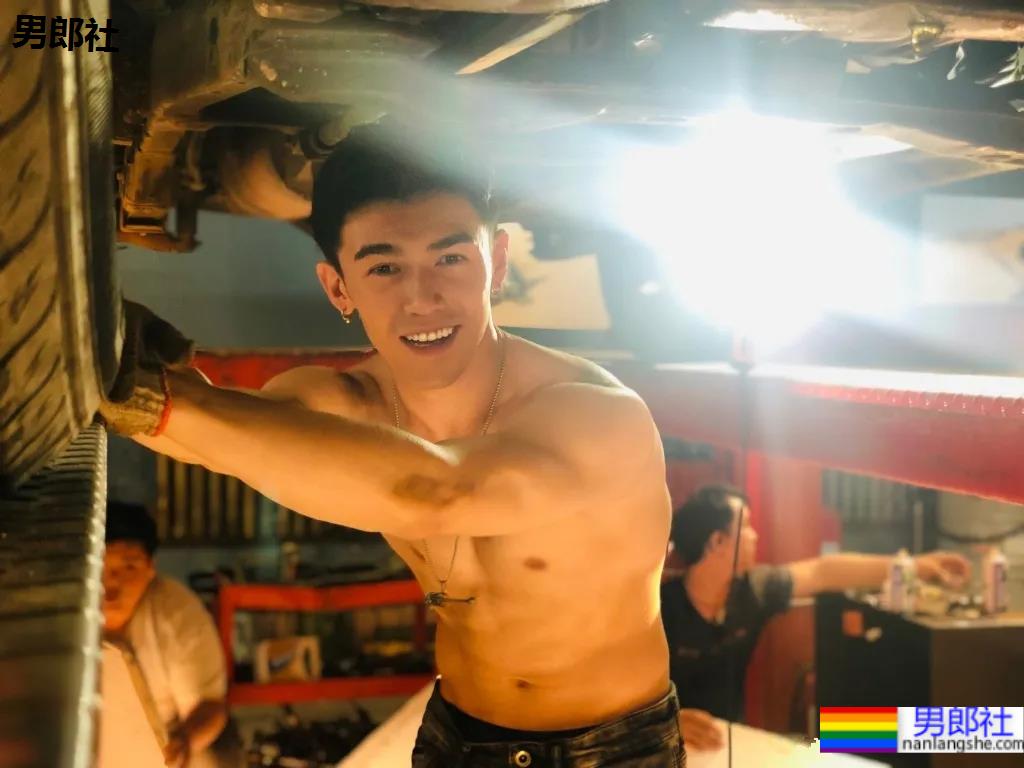 酷似吴磊的肌肉小哥也被《风度》拍了!新疆的男人也从不会让人失望! - 51虹马 酷似吴磊的肌肉小哥也被《风度》拍了!新疆的男人也从不会让人失望! - 51虹马