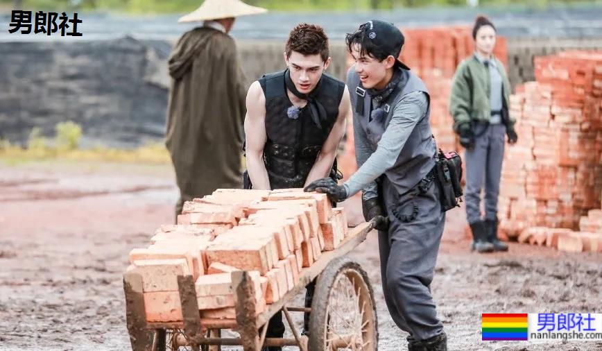 酷似吴磊的肌肉小哥也被《风度》拍了!新疆的男人也从不会让人失望! - 51虹马 酷似吴磊的肌肉小哥也被《风度》拍了!新疆的男人也从不会让人失望! - 51虹马