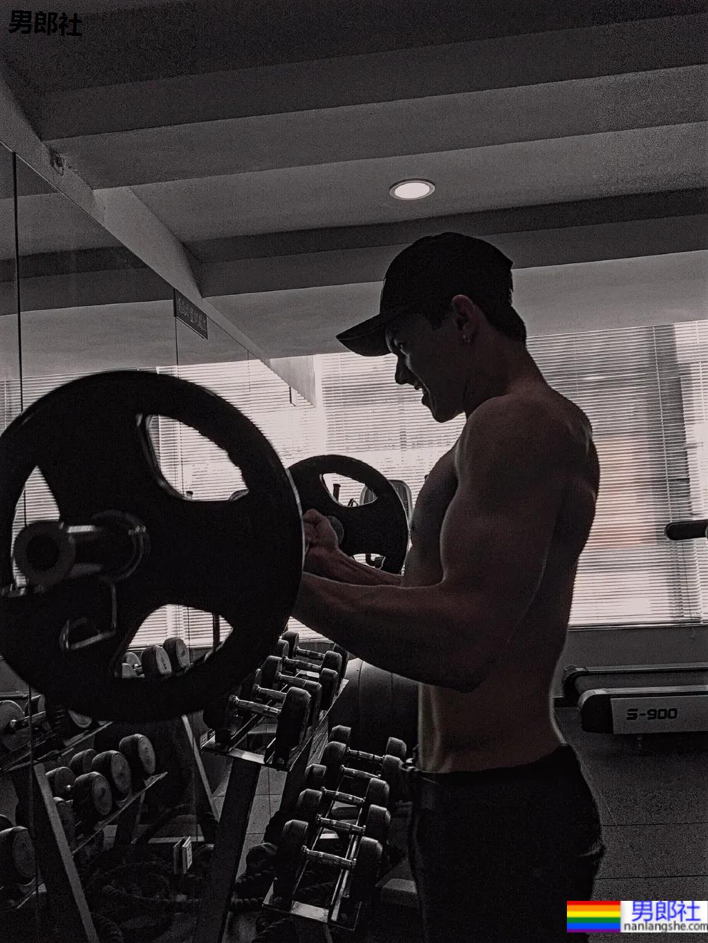 酷似吴磊的肌肉小哥也被《风度》拍了!新疆的男人也从不会让人失望! - 51虹马 酷似吴磊的肌肉小哥也被《风度》拍了!新疆的男人也从不会让人失望! - 51虹马