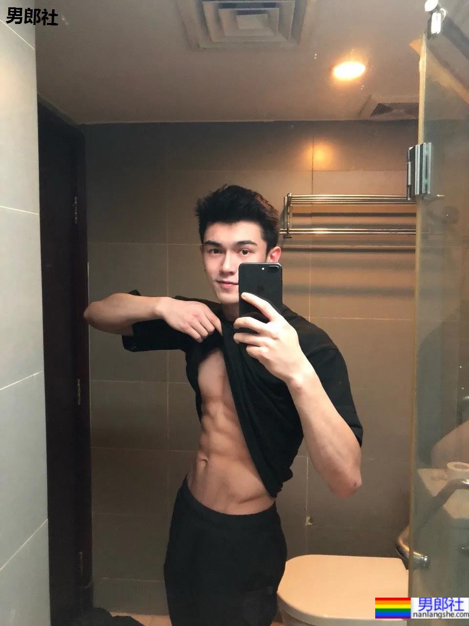 酷似吴磊的肌肉小哥也被《风度》拍了!新疆的男人也从不会让人失望! - 51虹马 酷似吴磊的肌肉小哥也被《风度》拍了!新疆的男人也从不会让人失望! - 51虹马