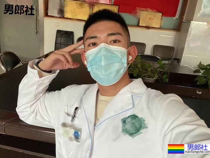 医生脱下手术服玩自拍，这画面我要打码了！-51虹马