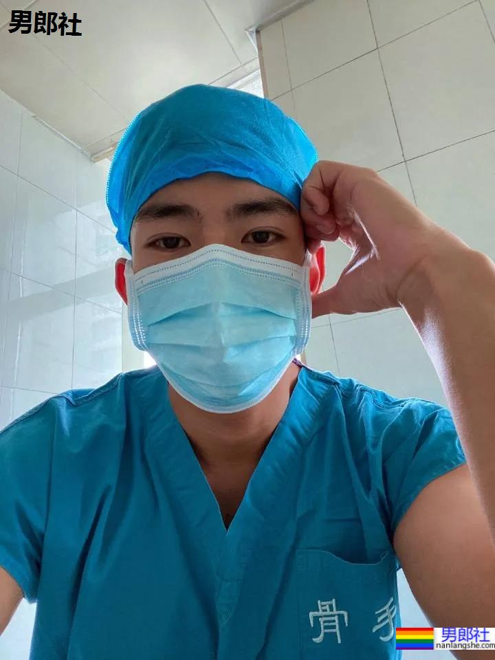 医生脱下手术服玩自拍,这画面我要打码了! - 51虹马 医生脱下手术服玩自拍,这画面我要打码了! - 51虹马