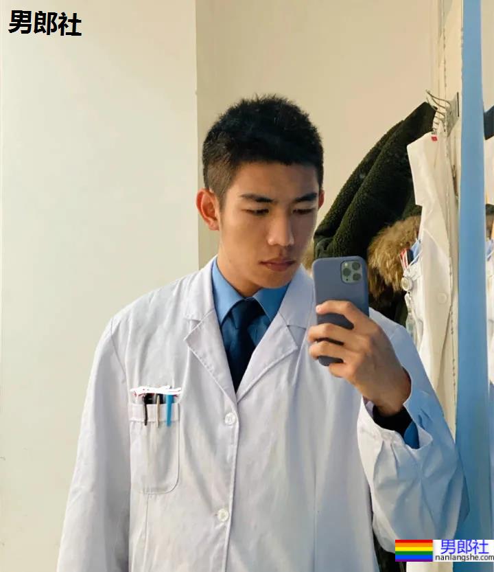 医生脱下手术服玩自拍,这画面我要打码了! - 51虹马 医生脱下手术服玩自拍,这画面我要打码了! - 51虹马