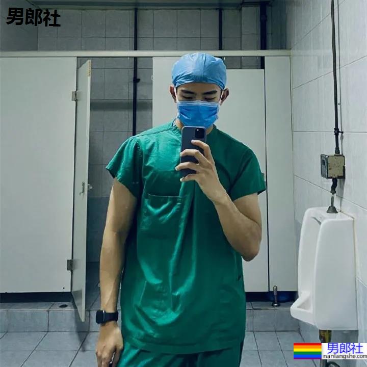 医生脱下手术服玩自拍,这画面我要打码了! - 51虹马 医生脱下手术服玩自拍,这画面我要打码了! - 51虹马