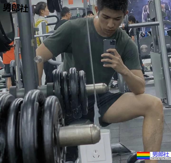 医生脱下手术服玩自拍,这画面我要打码了! - 51虹马 医生脱下手术服玩自拍,这画面我要打码了! - 51虹马