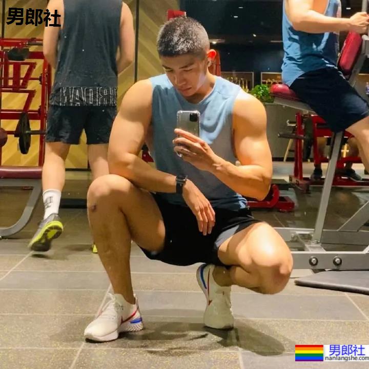 医生脱下手术服玩自拍,这画面我要打码了! - 51虹马 医生脱下手术服玩自拍,这画面我要打码了! - 51虹马