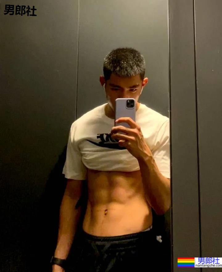 医生脱下手术服玩自拍,这画面我要打码了! - 51虹马 医生脱下手术服玩自拍,这画面我要打码了! - 51虹马