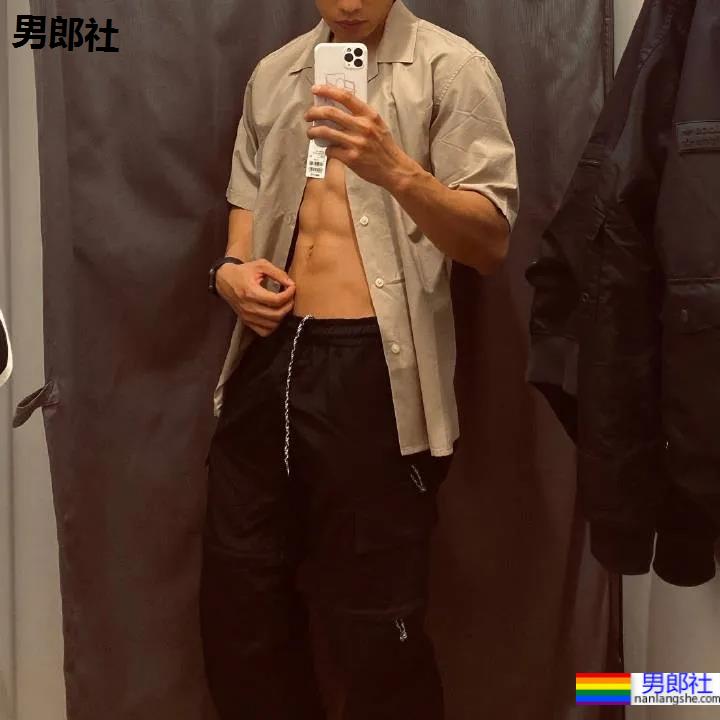 医生脱下手术服玩自拍,这画面我要打码了! - 51虹马 医生脱下手术服玩自拍,这画面我要打码了! - 51虹马