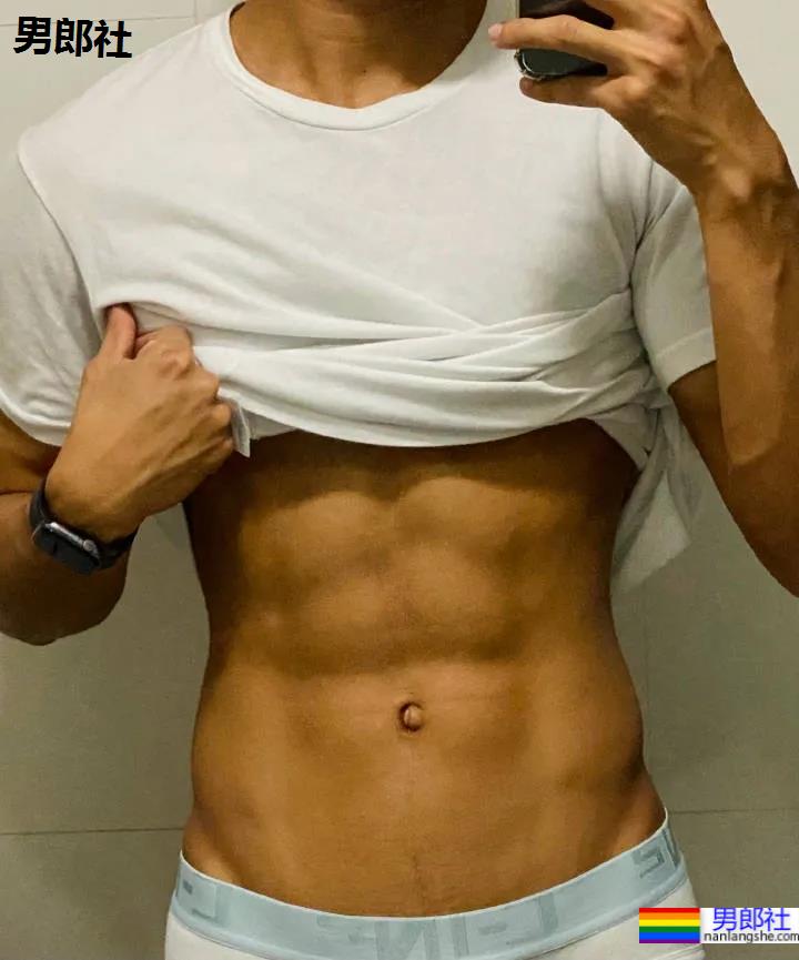 医生脱下手术服玩自拍,这画面我要打码了! - 51虹马 医生脱下手术服玩自拍,这画面我要打码了! - 51虹马