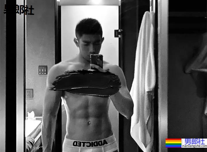 医生脱下手术服玩自拍,这画面我要打码了! - 51虹马 医生脱下手术服玩自拍,这画面我要打码了! - 51虹马