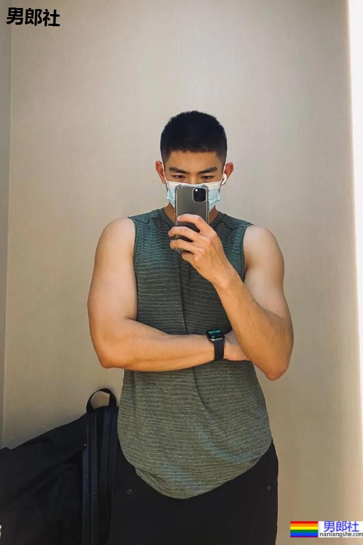 医生脱下手术服玩自拍,这画面我要打码了! - 51虹马 医生脱下手术服玩自拍,这画面我要打码了! - 51虹马