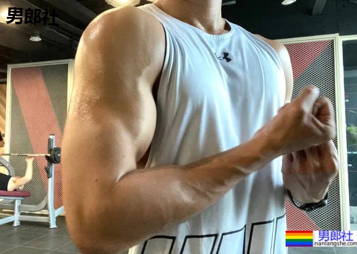 医生脱下手术服玩自拍,这画面我要打码了! - 51虹马 医生脱下手术服玩自拍,这画面我要打码了! - 51虹马