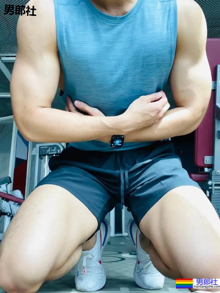 医生脱下手术服玩自拍,这画面我要打码了! - 51虹马 医生脱下手术服玩自拍,这画面我要打码了! - 51虹马