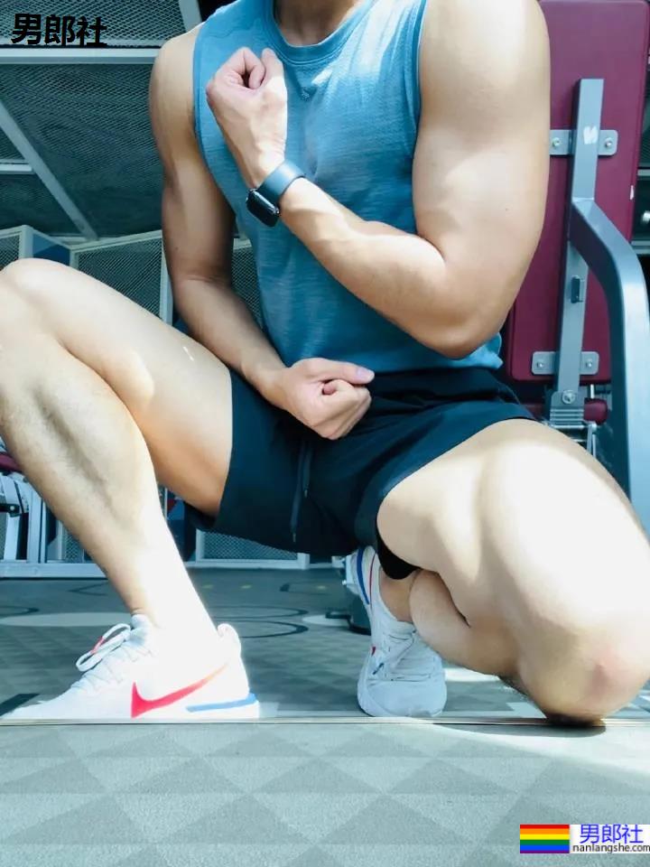 医生脱下手术服玩自拍,这画面我要打码了! - 51虹马 医生脱下手术服玩自拍,这画面我要打码了! - 51虹马