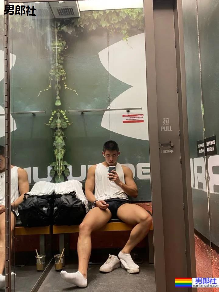 医生脱下手术服玩自拍,这画面我要打码了! - 51虹马 医生脱下手术服玩自拍,这画面我要打码了! - 51虹马