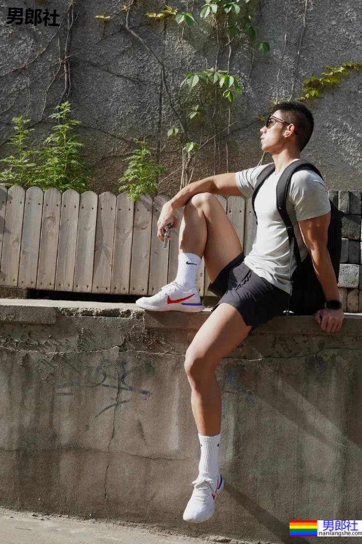 医生脱下手术服玩自拍,这画面我要打码了! - 51虹马 医生脱下手术服玩自拍,这画面我要打码了! - 51虹马