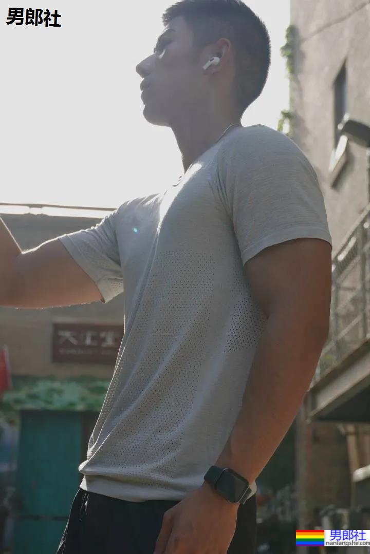 医生脱下手术服玩自拍,这画面我要打码了! - 51虹马 医生脱下手术服玩自拍,这画面我要打码了! - 51虹马