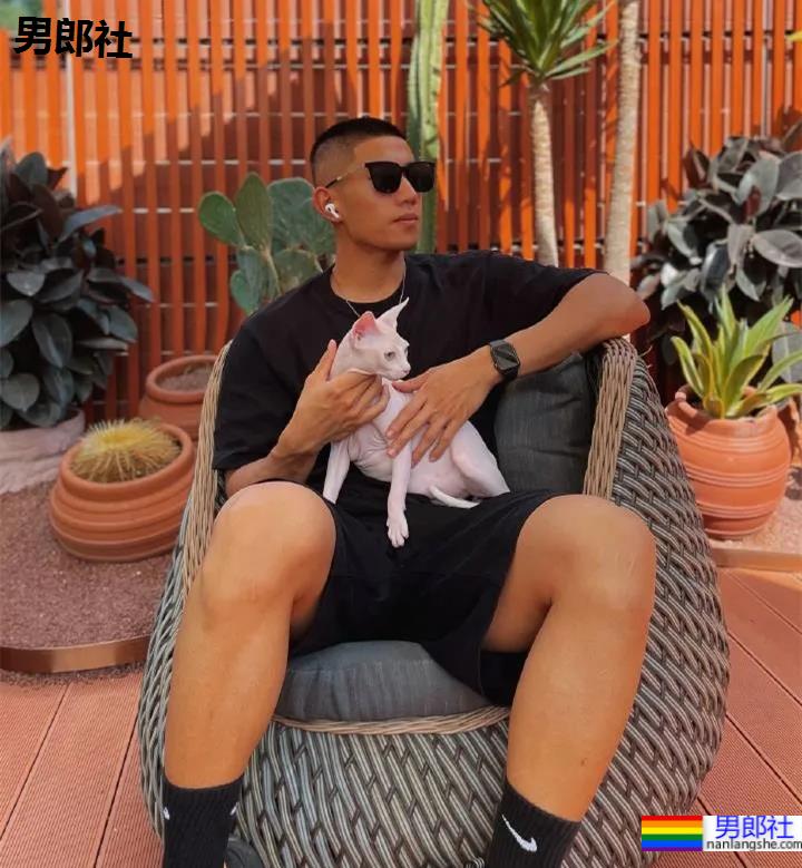 医生脱下手术服玩自拍,这画面我要打码了! - 51虹马 医生脱下手术服玩自拍,这画面我要打码了! - 51虹马