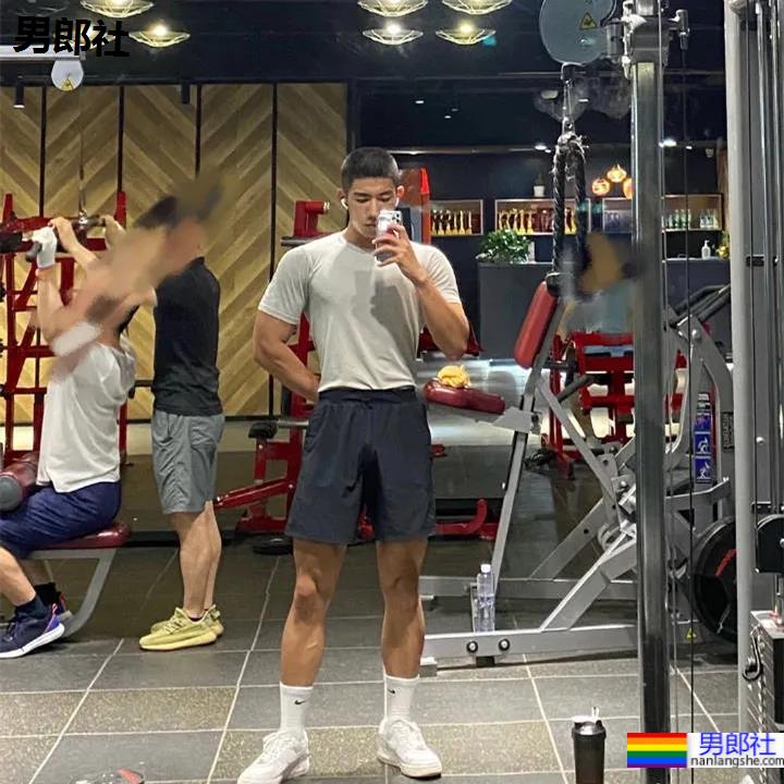 医生脱下手术服玩自拍,这画面我要打码了! - 51虹马 医生脱下手术服玩自拍,这画面我要打码了! - 51虹马