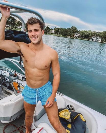 打破牙医刻板印象!美国帅哥牙医又性感又风趣:Garrett Hawley - 51虹马 打破牙医刻板印象!美国帅哥牙医又性感又风趣:Garrett Hawley - 51虹马