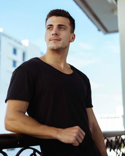 打破牙医刻板印象!美国帅哥牙医又性感又风趣:Garrett Hawley - 51虹马 打破牙医刻板印象!美国帅哥牙医又性感又风趣:Garrett Hawley - 51虹马