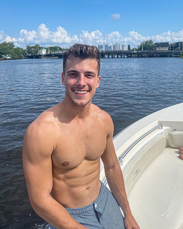 打破牙医刻板印象!美国帅哥牙医又性感又风趣:Garrett Hawley - 51虹马 打破牙医刻板印象!美国帅哥牙医又性感又风趣:Garrett Hawley - 51虹马