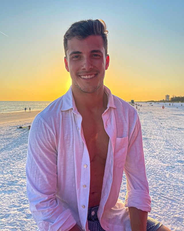 打破牙医刻板印象!美国帅哥牙医又性感又风趣:Garrett Hawley - 51虹马 打破牙医刻板印象!美国帅哥牙医又性感又风趣:Garrett Hawley - 51虹马