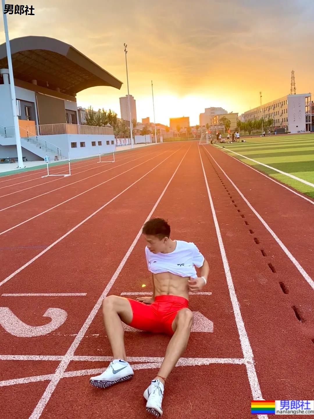 北体北大2021级体育生学弟，这些02后大长腿腹肌小狼狗，帅得天然！ - 51虹马