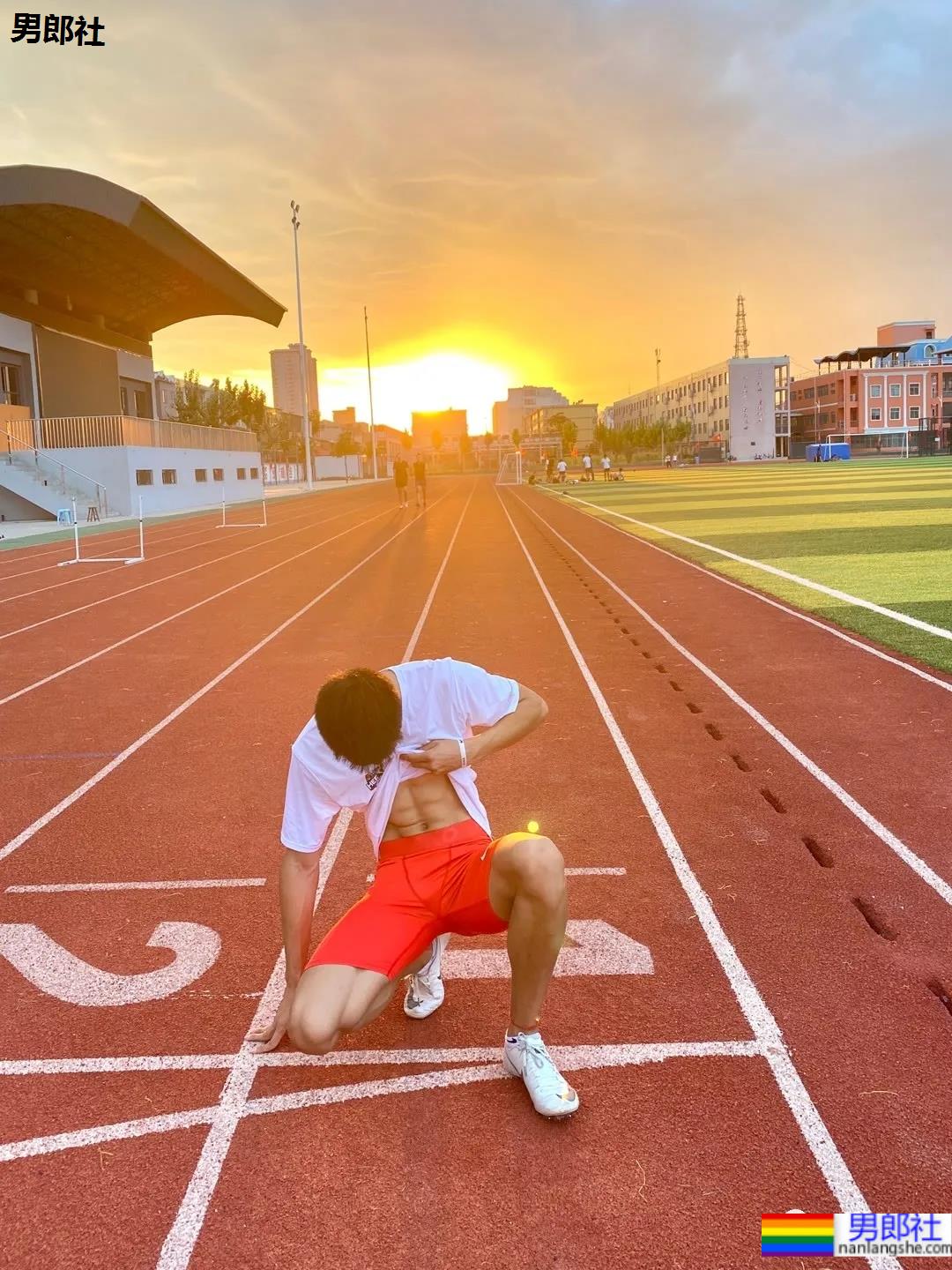 北体北大2021级体育生学弟，这些02后大长腿腹肌小狼狗，帅得天然！ - 51虹马