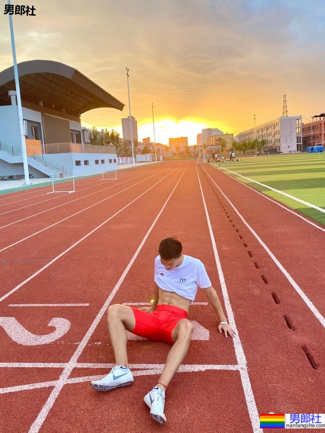 北体北大2021级体育生学弟，这些02后大长腿腹肌小狼狗，帅得天然！ - 51虹马