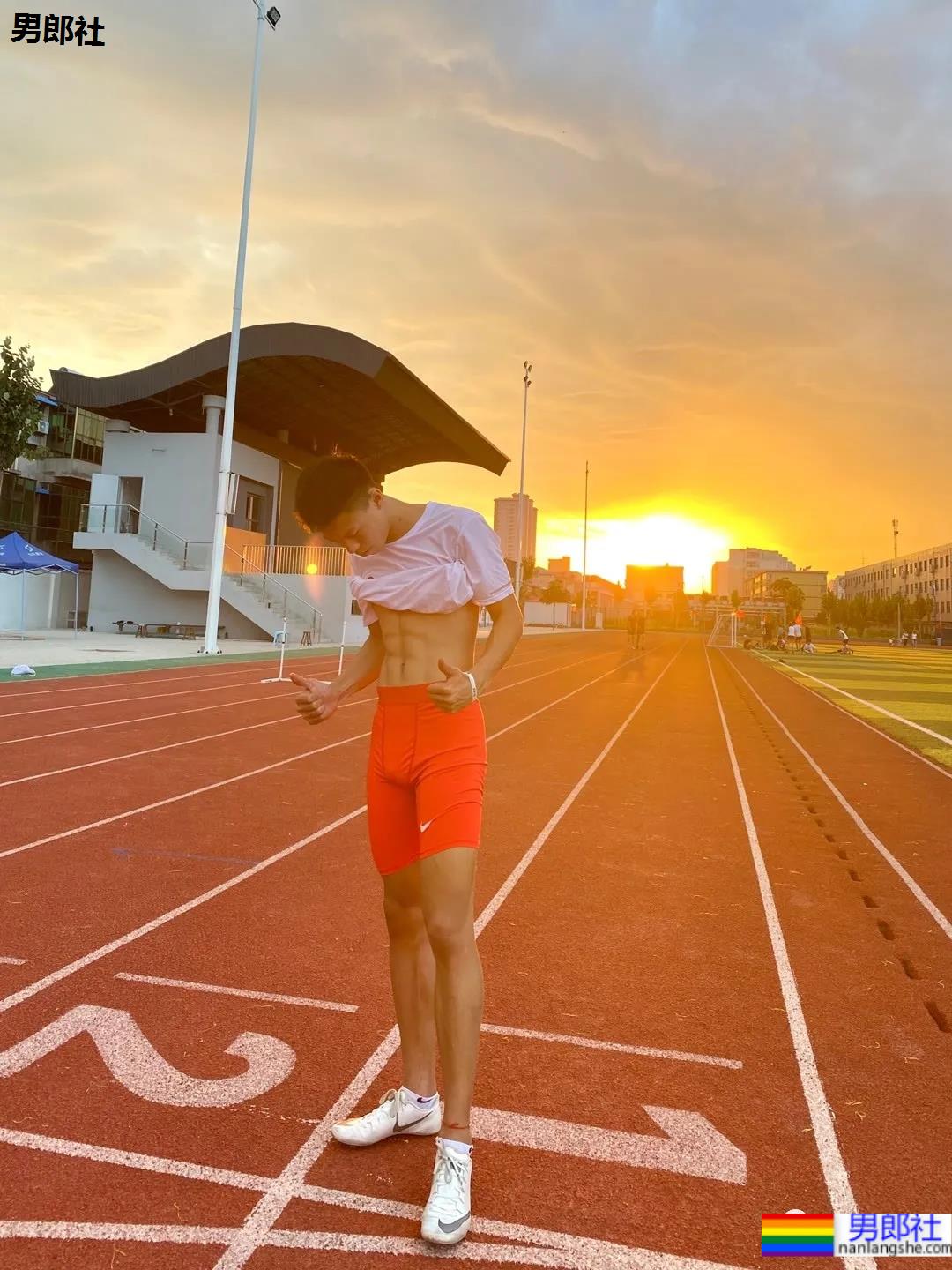 北体北大2021级体育生学弟，这些02后大长腿腹肌小狼狗，帅得天然！ - 51虹马