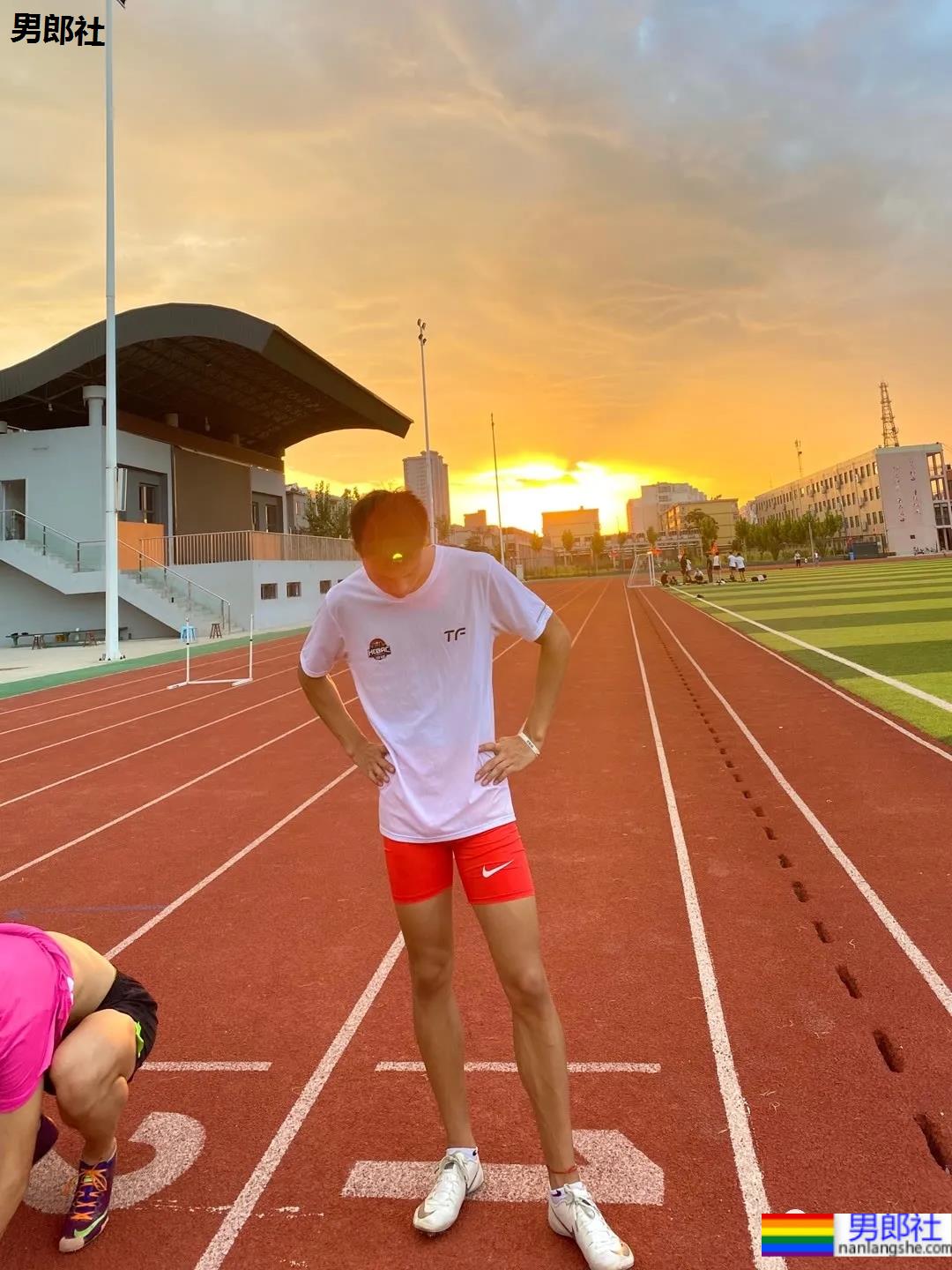 北体北大2021级体育生学弟，这些02后大长腿腹肌小狼狗，帅得天然！ - 51虹马