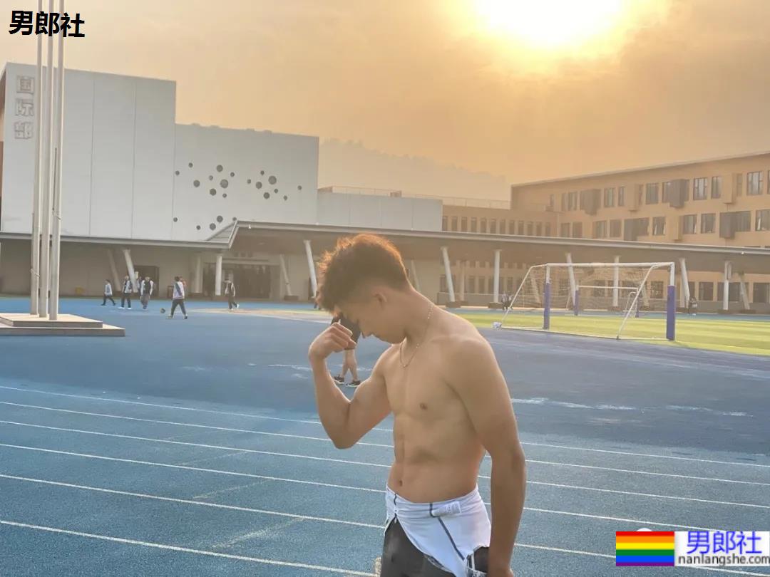 北体北大2021级体育生学弟，这些02后大长腿腹肌小狼狗，帅得天然！ - 51虹马