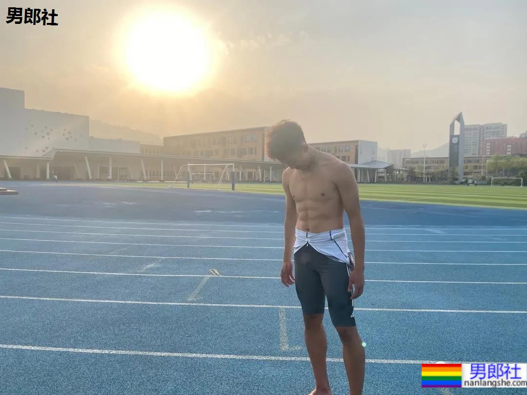 北体北大2021级体育生学弟，这些02后大长腿腹肌小狼狗，帅得天然！ - 51虹马