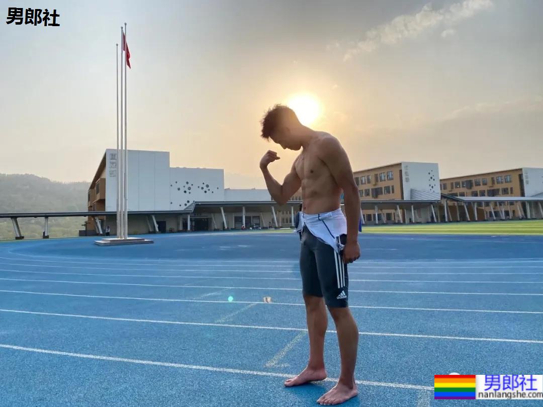 北体北大2021级体育生学弟，这些02后大长腿腹肌小狼狗，帅得天然！ - 51虹马
