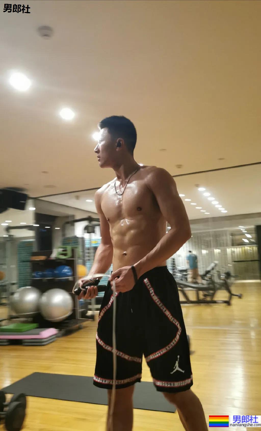 健身房遇见的198CM体育生，穿黑短裤真没让人失望-51虹马